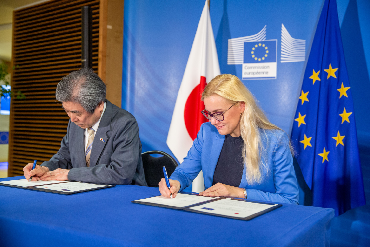 Kazuo Kodama, ausserordentlicher und bevollmächtigter Botschafter Japans bei der EU, und die Energiekommissarin und Euratom-Vertreterin Kadri Simson haben am 2. März 2020 die gemeinsame Erklärung zu den Aktivitäten des «breiter angelegten Konzepts» unterzeichnet.