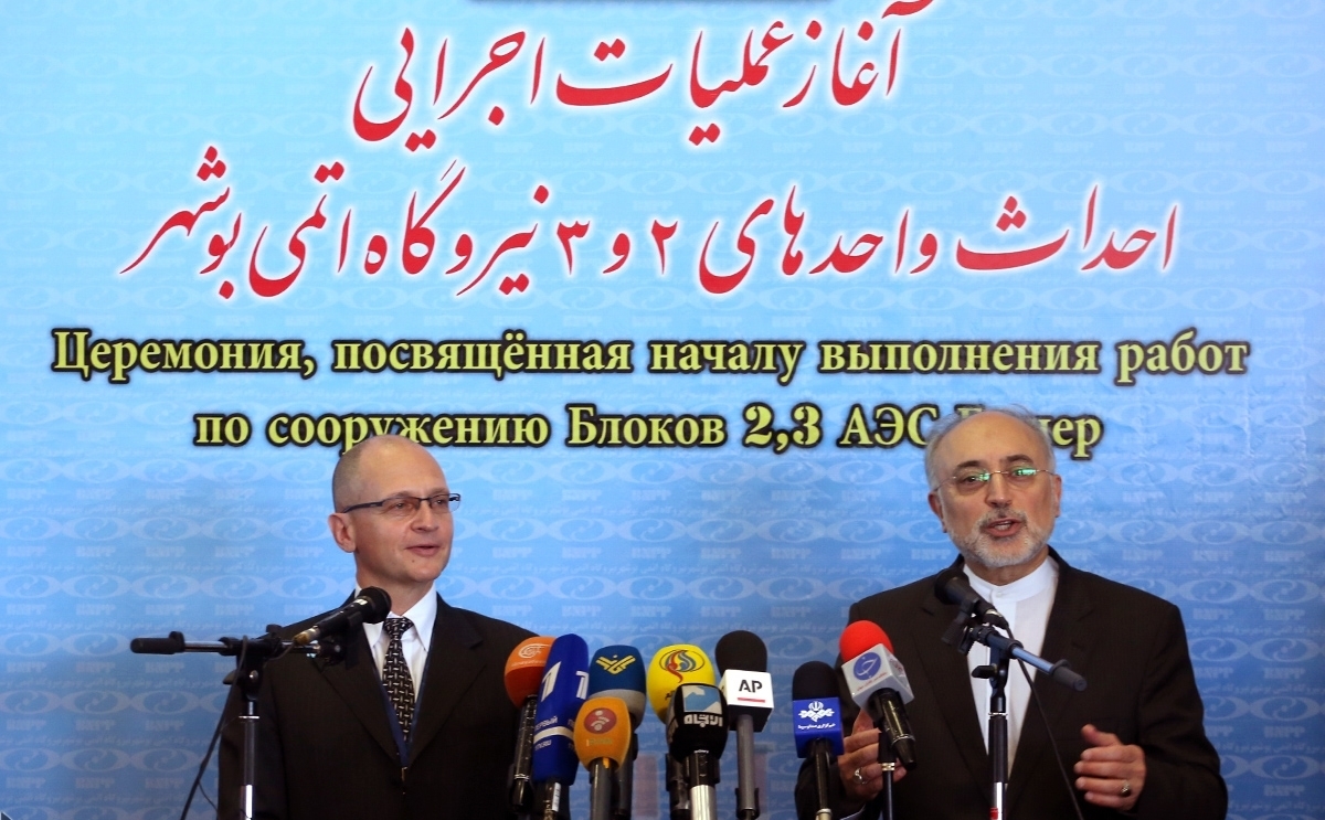Sergei Kirienko, Generaldirektor Rosatom, und Ali Akbar Salehi, Leiter the Atomic Energy Organization of Iran (AEOI), nehmen an der Grundsteinlegung für Bushehr-2 und -3 teil.