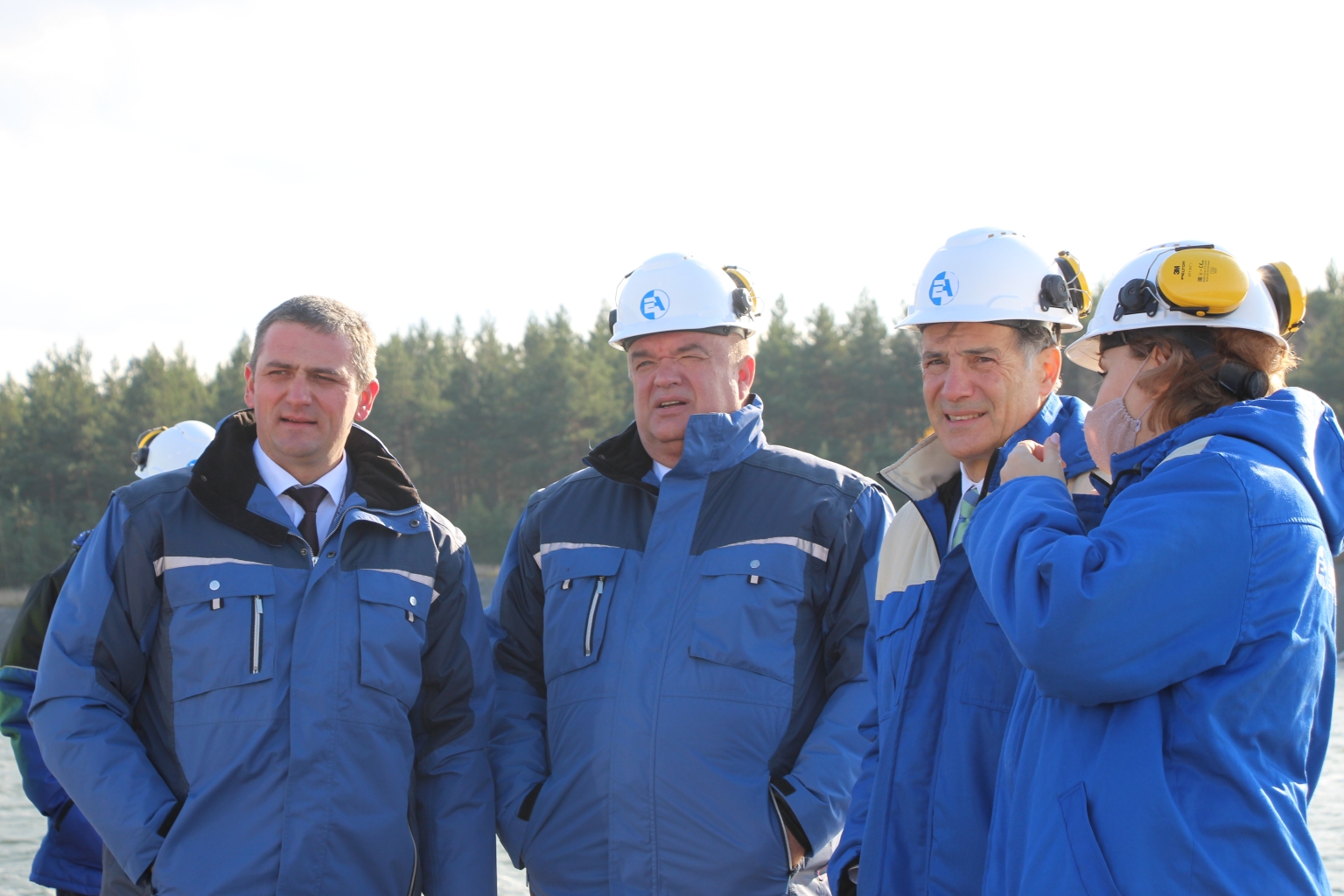 Petro Kotin, amtierender Präsident der Energoatom Company (zweiter von links), und Fachleute der amerikanischen Westinghouse besichtigen die Baustelle von Chmelnizki-3.