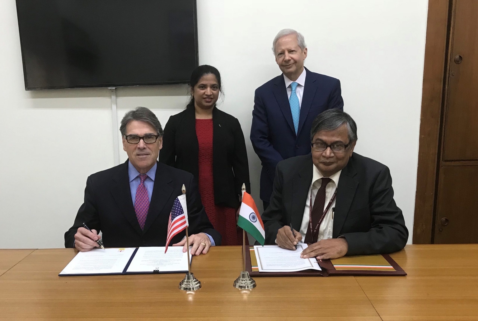 Der amerikanische Energieminister Rick Perry (links) und der Sekretär des DAE Sekhar Basu bei der Unterzeichnung des Abkommens zur Zusammenarbeit bei der Neutrino-Forschung.