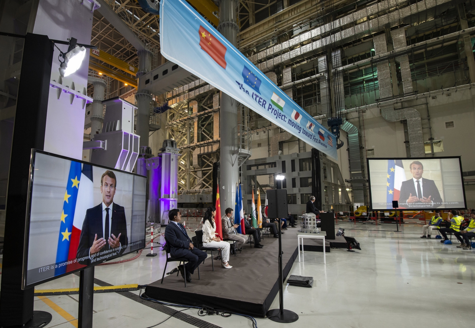 «Iter verspricht Zukunft und Vertrauen in die Wissenschaft», sagte der französische Präsident Emmanuel Macron in einer Video-Botschaft anlässlich der Lancierung der Montagephase des Iters. Das Projekt sei schon jetzt eine wissenschaftliche und technologische Meisterleistung.