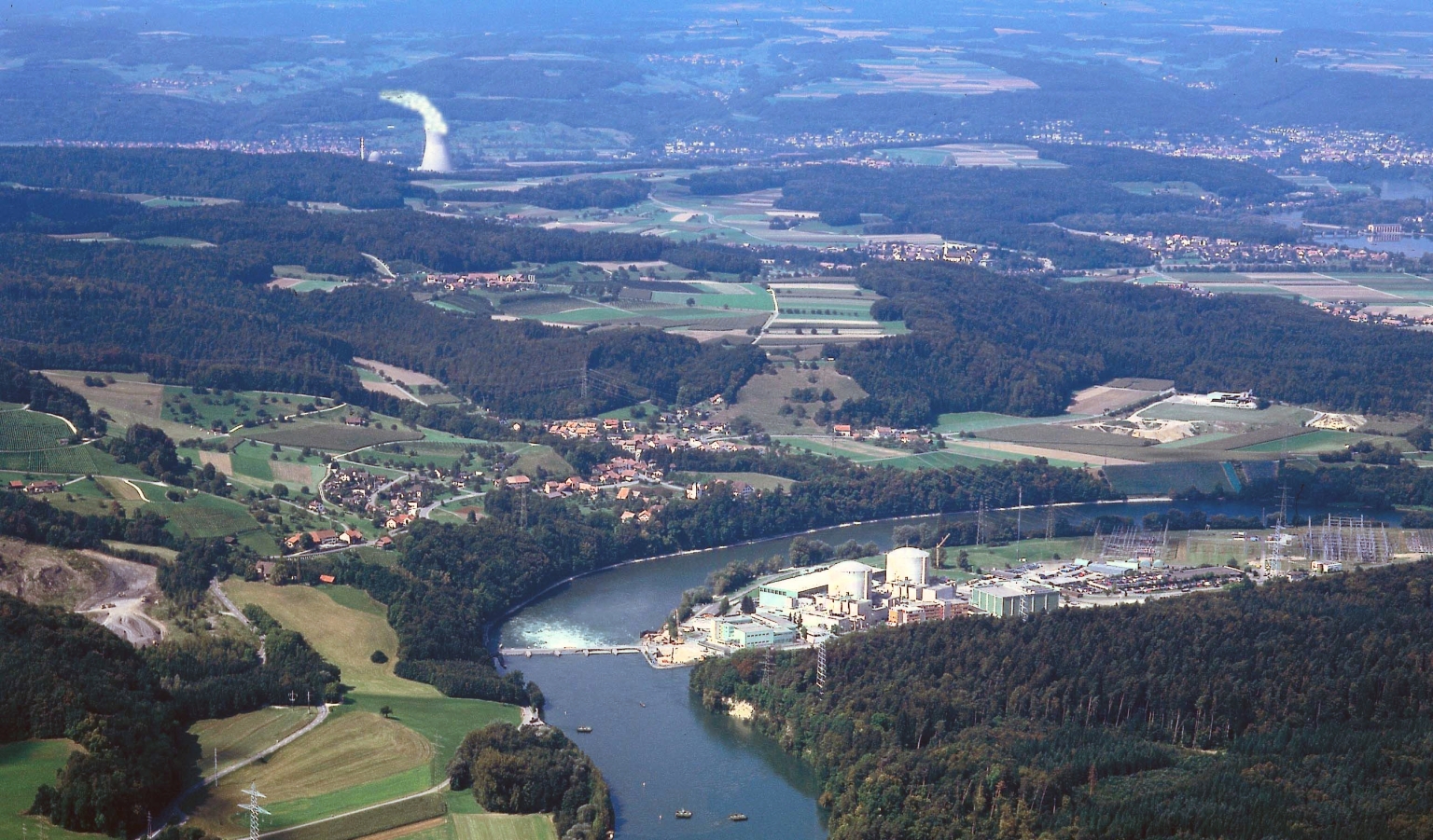 Der Aargauer Regierungsrat trägt den Ausstieg aus der Kernenergie mit. Das Foto zeigt die Aargauer Kernkraftwerke Beznau und Leibstadt (im Hintergrund).