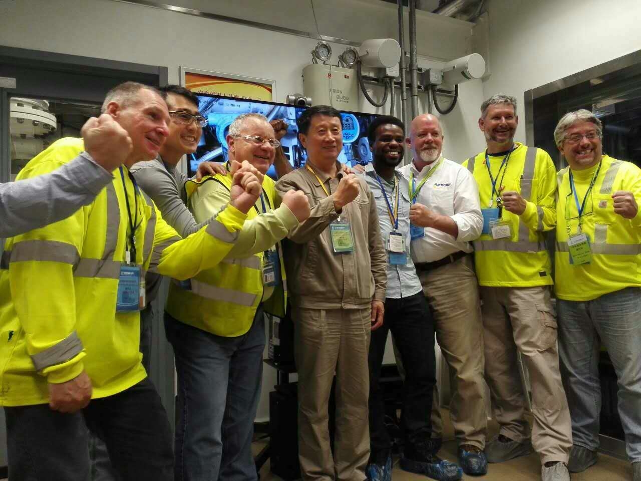 Le personnel se réjouit de la réussite du test hydrostatique à froid à Sanmen 1.