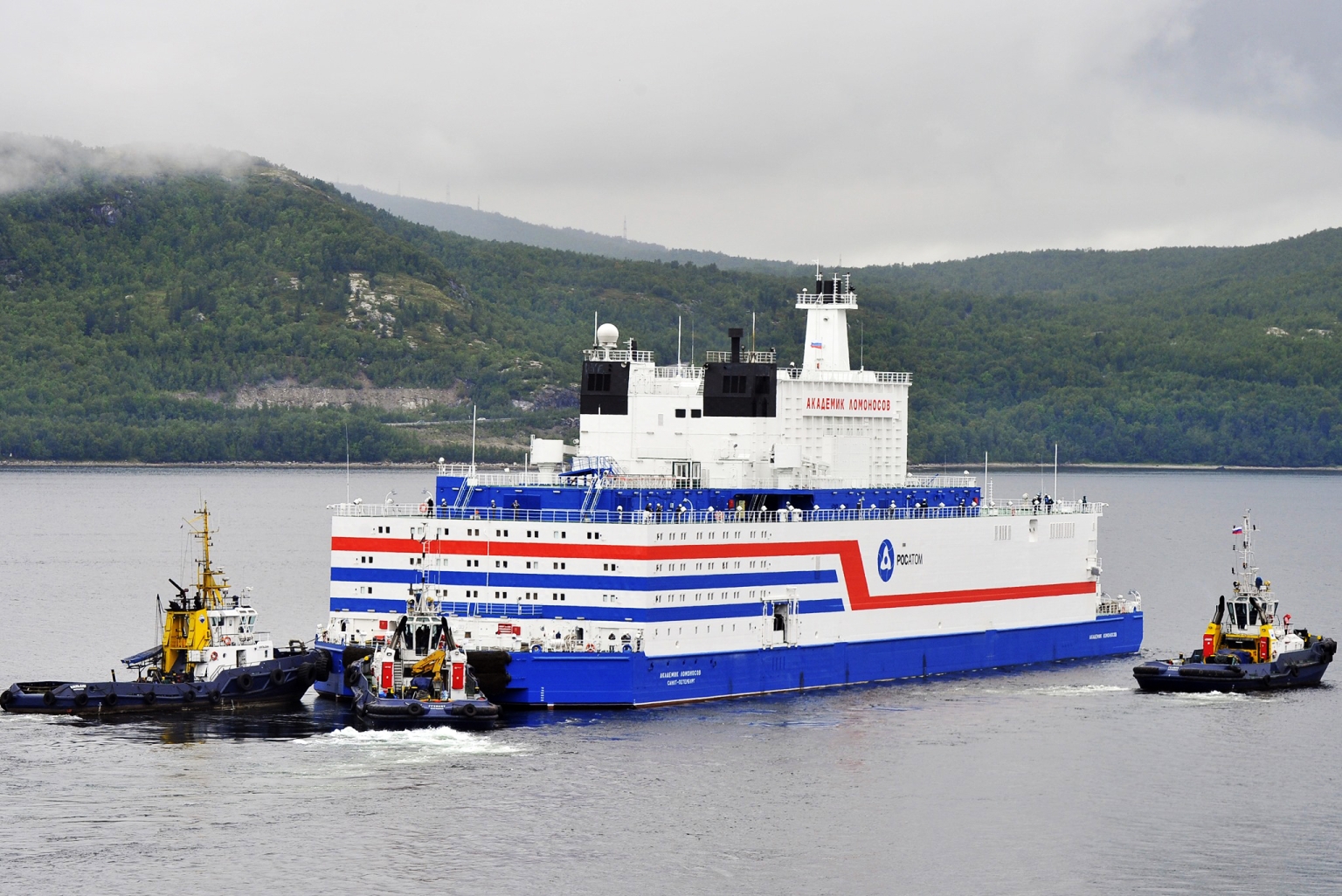 Die Akademik Lomonosow – das erste schwimmende Kernkraftwerk Russlands – nähert sich seinem Zielhafen Pewek auf der Halbinsel Tschukotka.