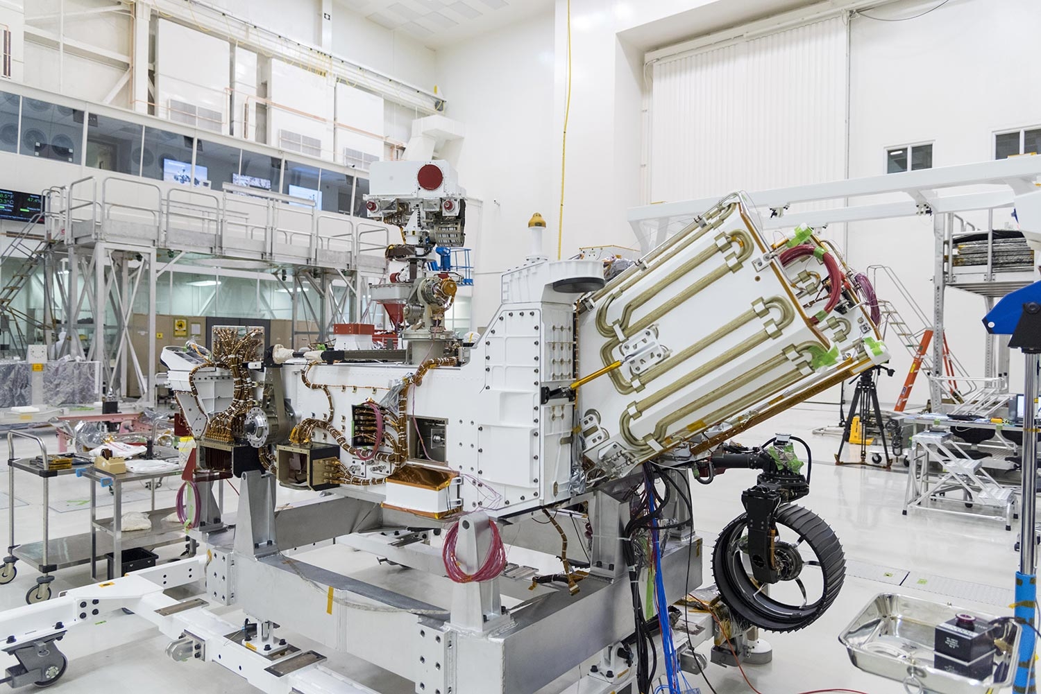 Im Sommer 2020 soll der Rover der Mars-2020-Mission mit einer Trägerrakete zum Mars geschickt werden. Die Energie für den Rover liefert der sogenannte MMRTG (abgewinkelt montiertes Bauteil in der rechten Bildhälfte), ein mit Plutonium betriebener thermoelektrischer Generator.