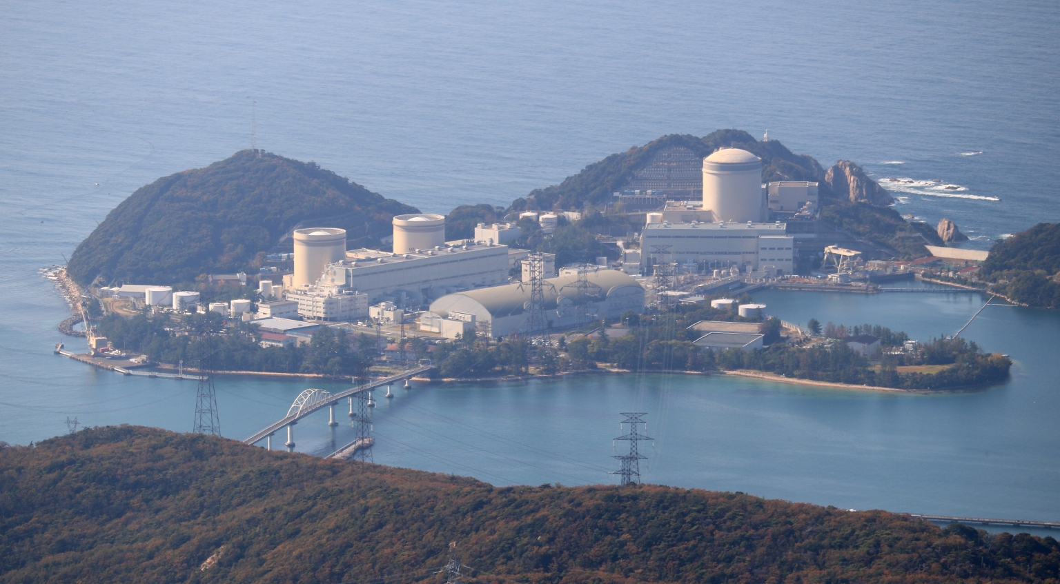 Zum Erreichen seiner Klimaziele setzt Japan auf einen Mix aus erneuerbaren Energien und Kernenergie. Im Bild das Kernkraftwerk Mihama, das im Juni 2021 den Betrieb wieder aufnahm.