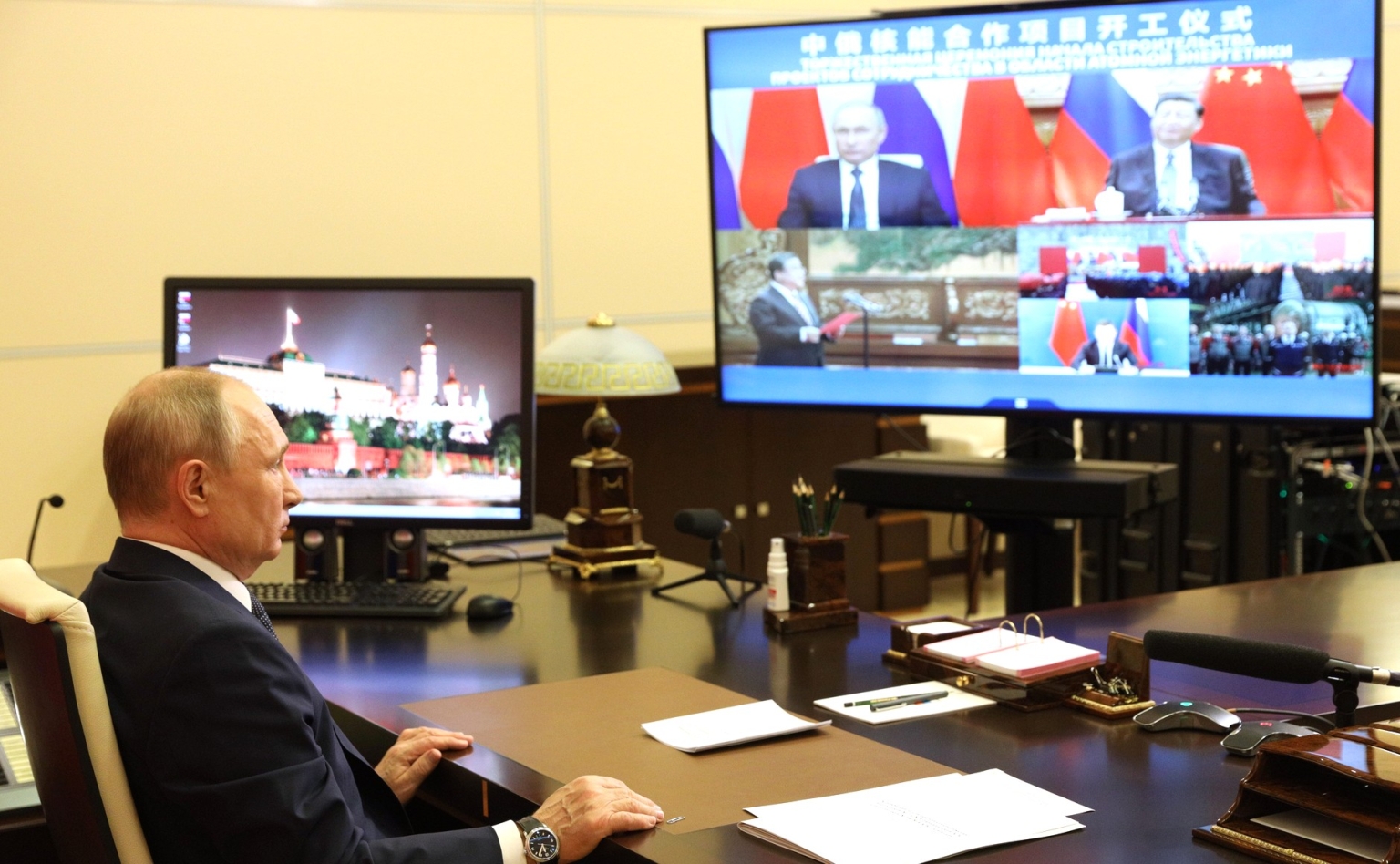 Präsident Putin und Präsident Xi verfolgen die Zeremonie per Videokonferenz.