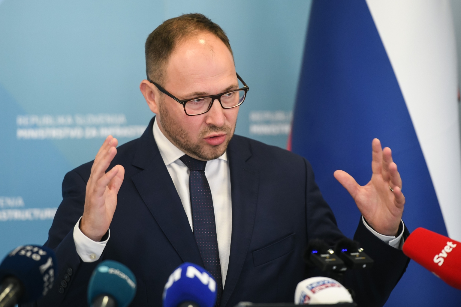 Jernej Vrtovec, Infrastrukturminister Sloweniens, beantwortet Fragen an der Medienkonferenz zur Genehmigung des Baus einer zweiten Kernkraftwerkseinheit. Er betonte insbesondere, wie wichtig es sei, dass ein gesellschaftlicher Konsens zur Frage, ob «wir saubere, grüne Energie wollen», erzielt werde.