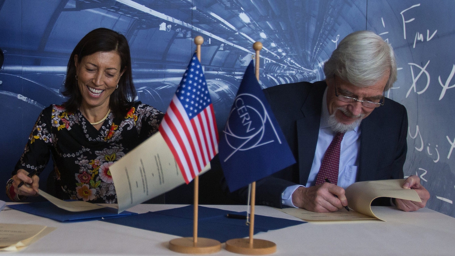 USA-Botschafterin bei der UNO Pamela Hamamoto und Cern-Generaldirektor Rolf Heuer beim Unterzeichnen neuer Zusammenarbeitsvereinbarungen im Dezember 2015 in Genf.
