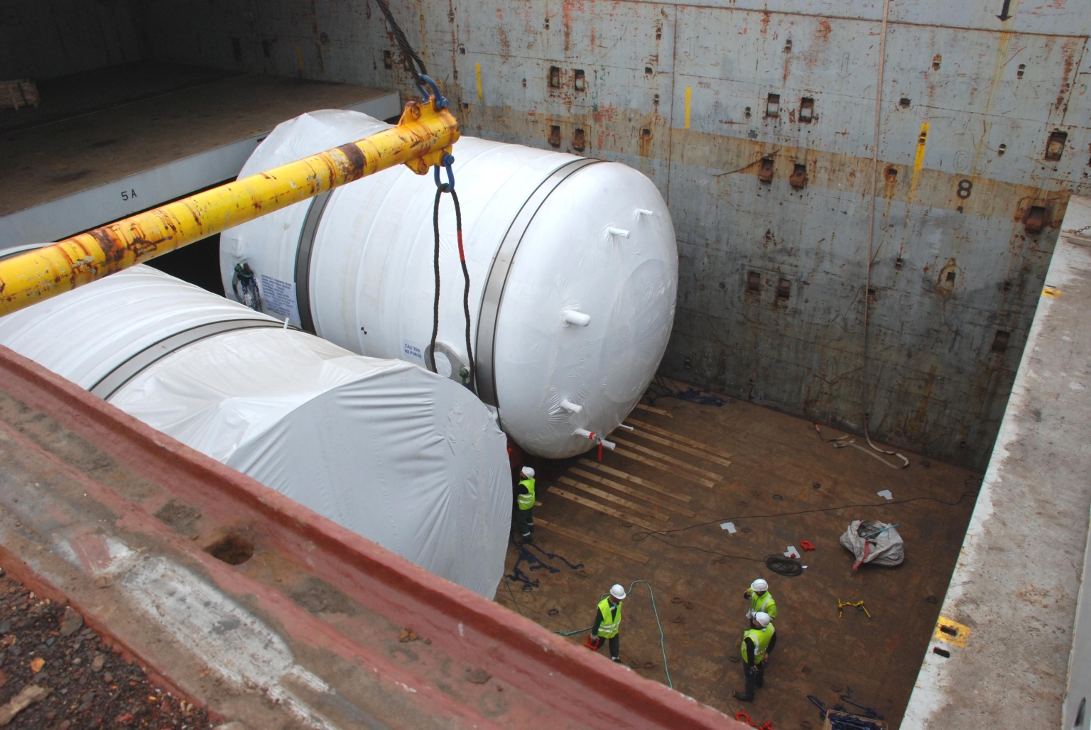 Deux grandes cuves destinées au système de refroidissement d’Iter arrivent le 26 avril 2015 au port de Marseilles, Fos-sur-Mer.