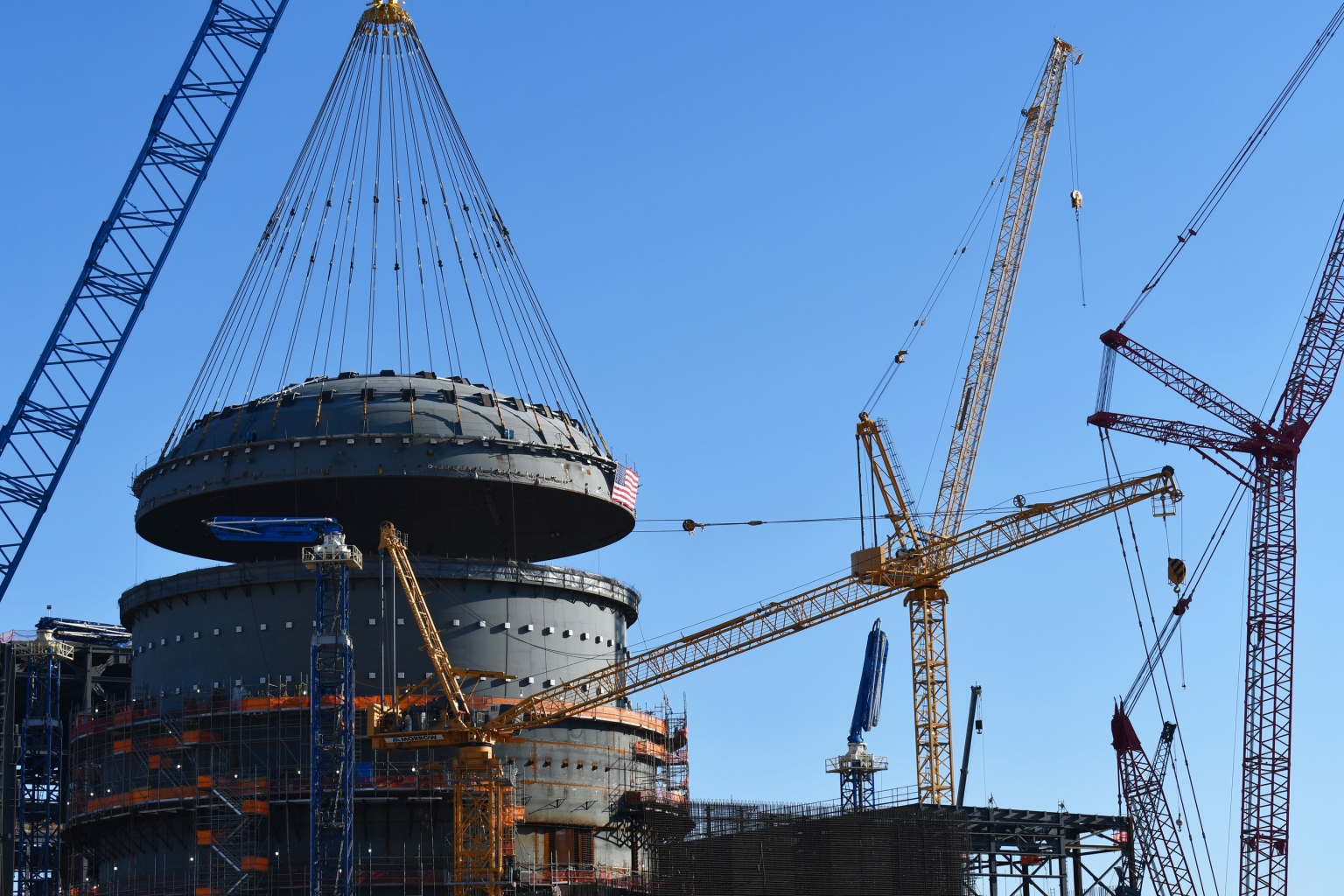 Sie ist 750 t schwer und hat einen Durchmesser von 40 m: die Reaktorkuppel von Vogtle-3. Fachleute haben das Bauteil nun auf das Containment gesetzt.