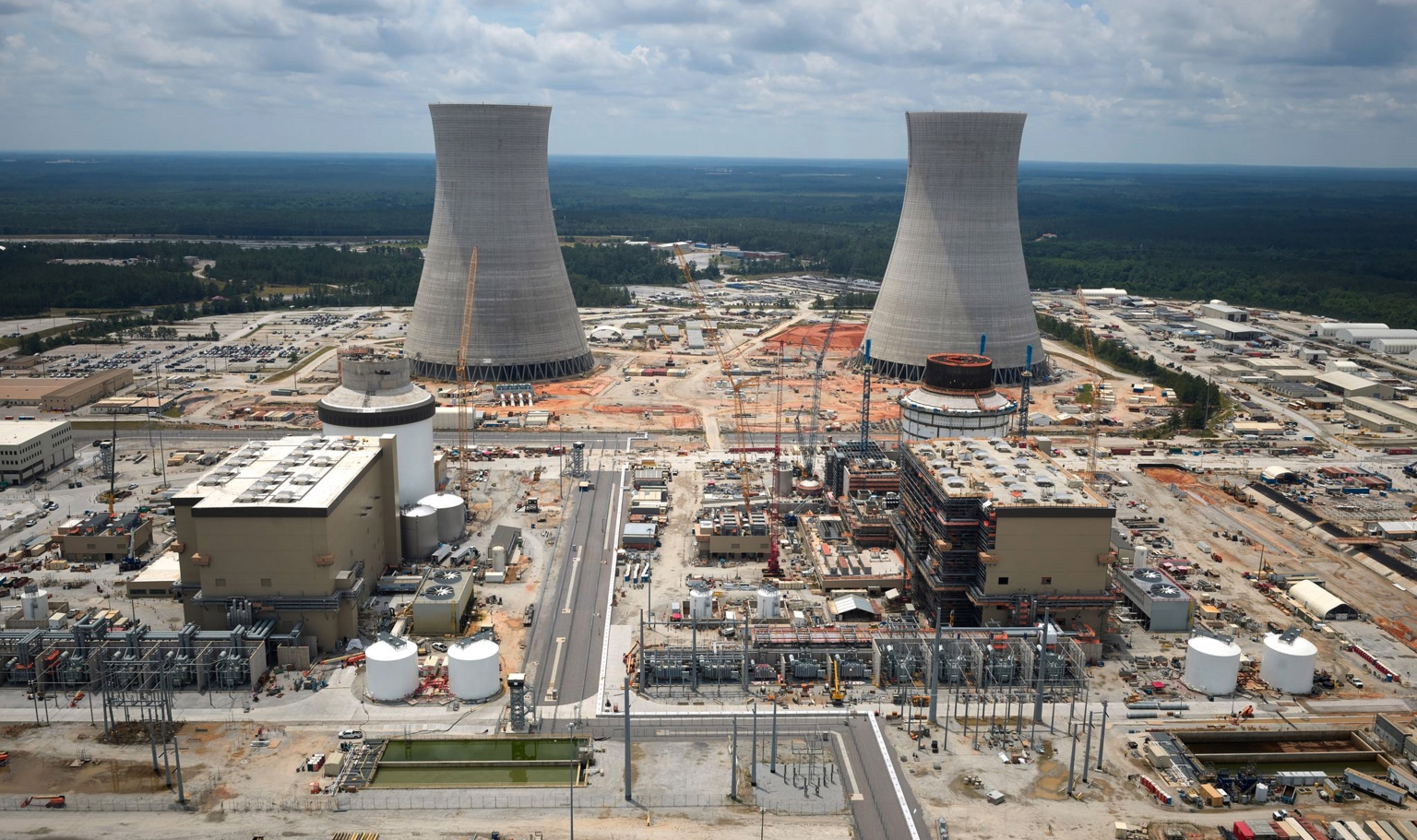 Oglethorpe Power – co-propriétaire des tranches nucléaires Vogtle 3 (gauche) et Vogtle 4 actuellement en construction – a prévu de constituer des réserves budgétaires afin de pouvoir faire face à d’éventuels retards de mise en service.