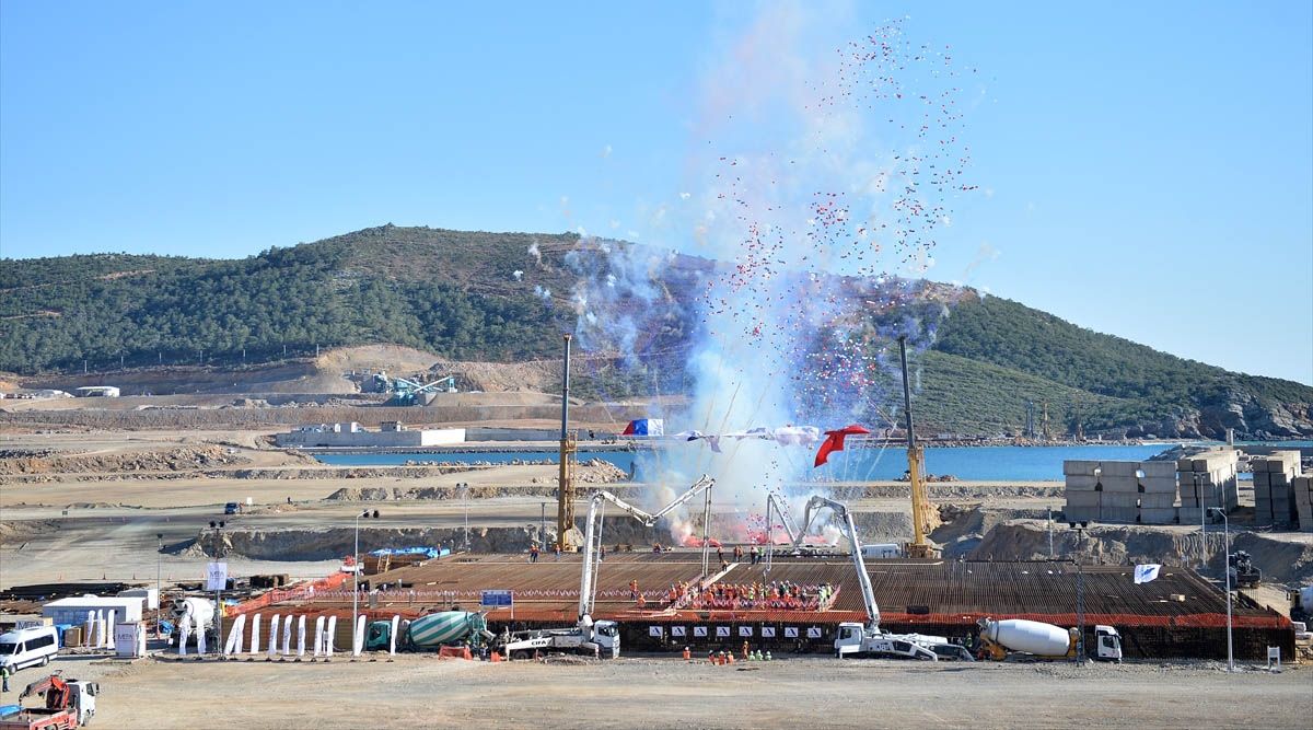 Lancement des travaux de construction de la tranche turque Akkuyu 1 sous un feu d’artifice.