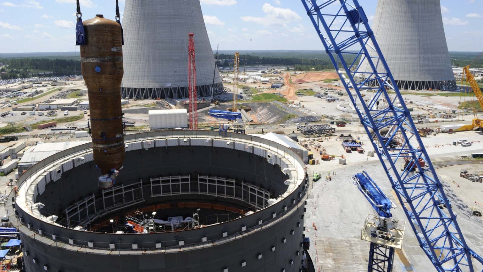 Mitte August 2017 wurde der erste Dampferzeuger ins Reaktorgebäude von der AP1000-Einheit Vogtle-3 gesetzt. Dahinter sind die Kühltürme der zwei im Bau stehenden Blöcke 3 und 4 zu sehen.