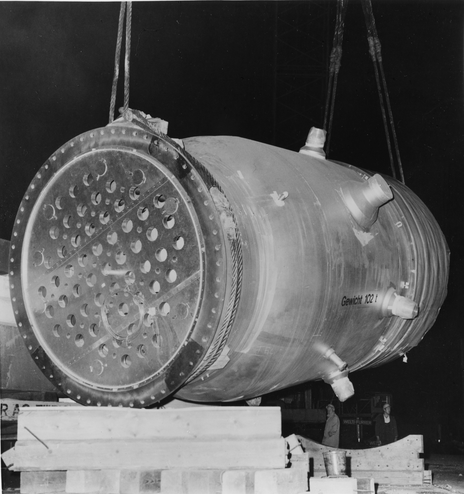 Der Reaktordruckbehälter von Mühleberg vor dem Einbau (historische Aufnahme). An diesem führt die BKW gemäss ihrer Safety-first-Politik zusätzliche Ultraschallprüfungen durch.