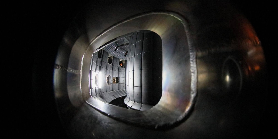 Blick ins Innere des experimentellen TCV-Kernfusionsreaktors am Swiss Plasma Center (SPC) der EPFL in Lausanne, das Mitglied im Forschungsnetzwerk «EUROFusion ist.