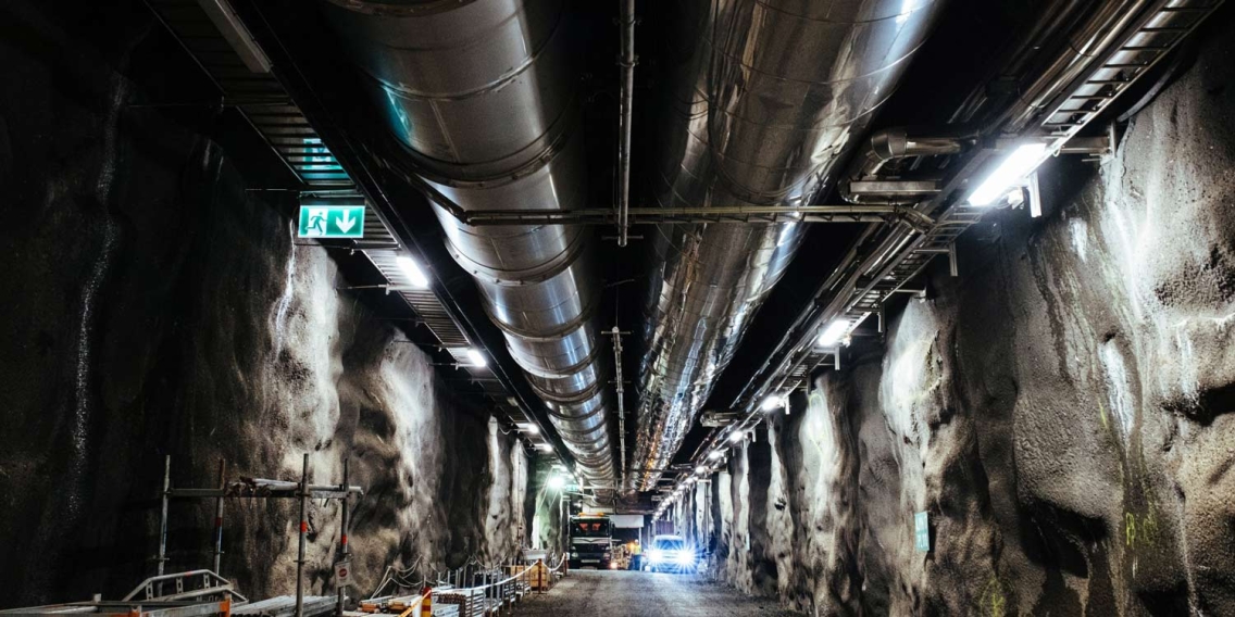 Une galerie souterraine du dépôt en couches géologiques profondes d’Onkalo en Finlande