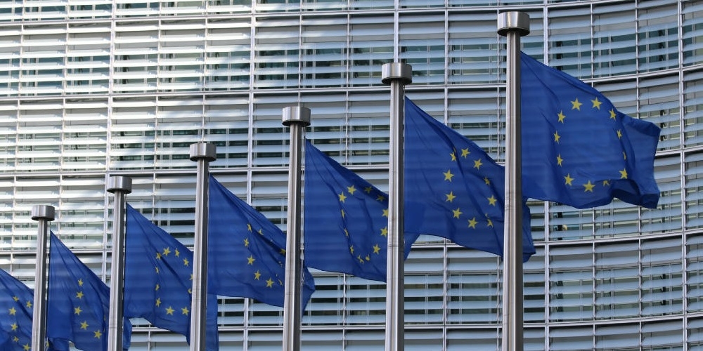 Flaggen vor dem Gebäude der EU-Kommission.