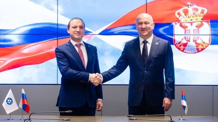 Jewgeni Pakermanow und Nenad Popović schließen den Vertrag ab
