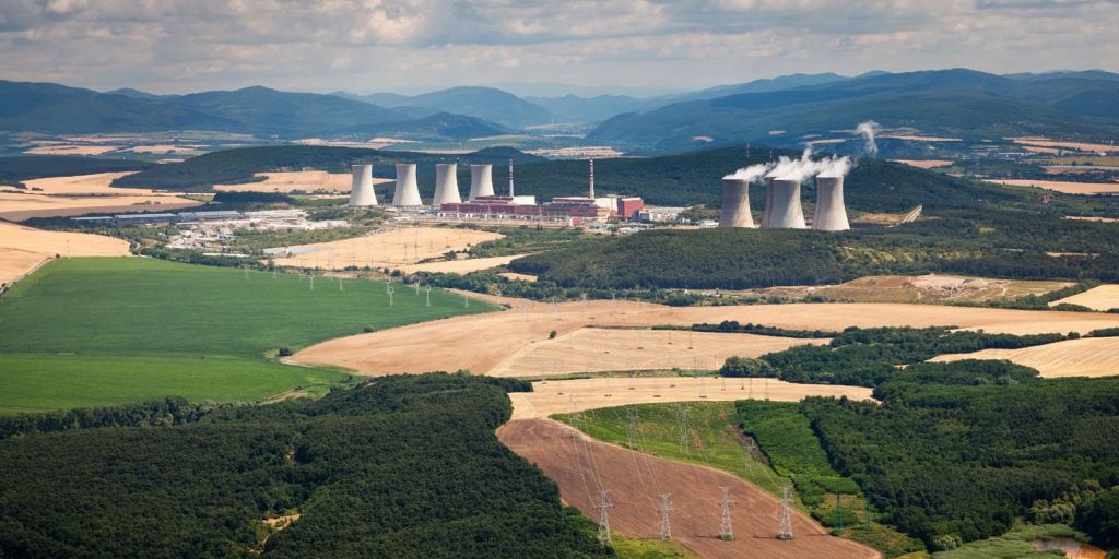 Luftaufnahme des Kraftwerks Mochovce in der Slowakei