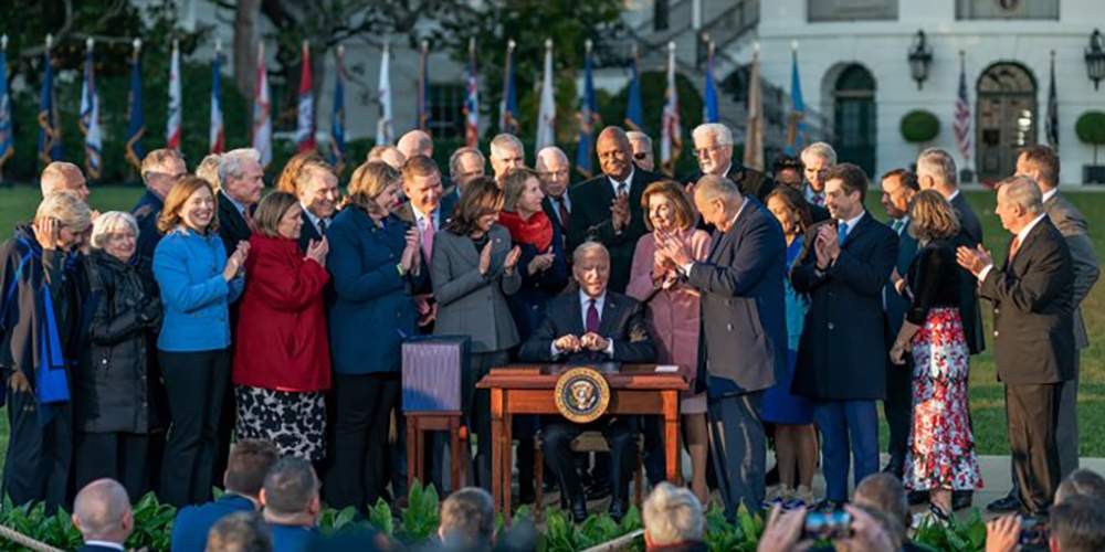 Joe Biden signe la loi