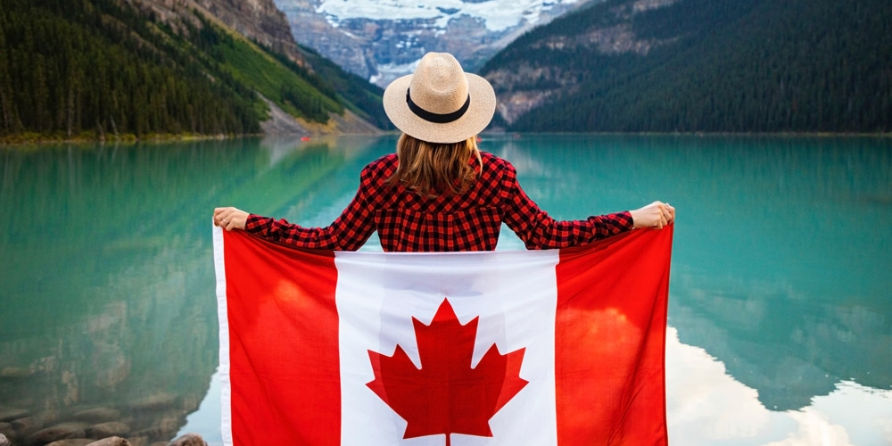 Femme avec drapeau canadien