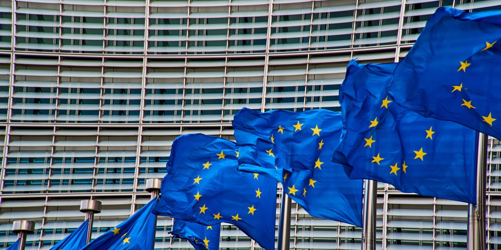 Flaggen EU vor Gebäude