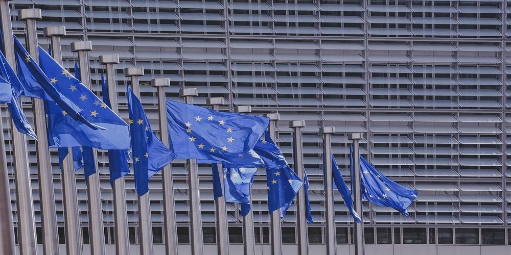 Les drapeaux de l'UE au vent