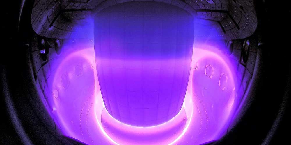 Ein Plasma im Inneren des TCV-Tokamaks.