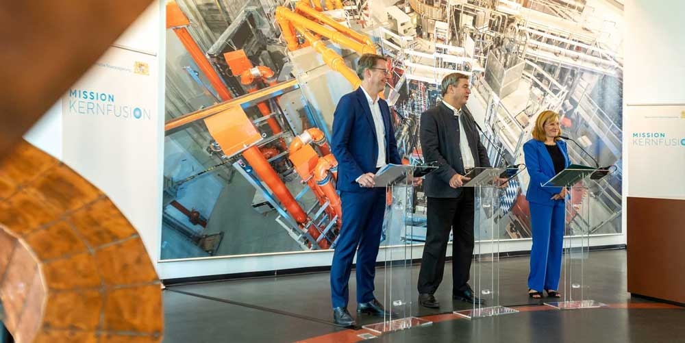 Le ministre des Sciences Markus Blume, le ministre-président Markus Söder et le professeur Sibylle Günter, directrice scientifique de l'Institut Max Planck de physique des plasmas (IPP)