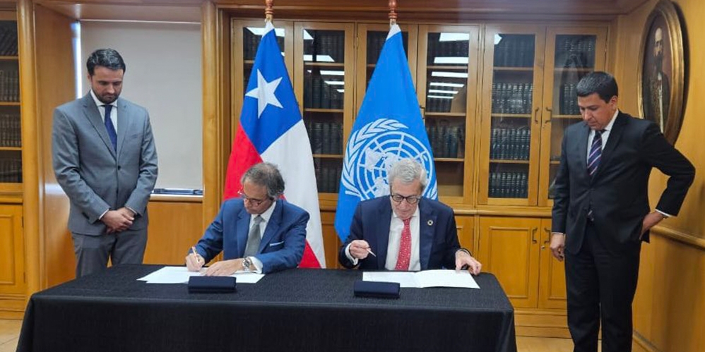 Le directeur général de l’AIEA, Rafael Mariano Grossi (à gauche), et le ministre chilien des Affaires étrangères, Alberto van Klavere