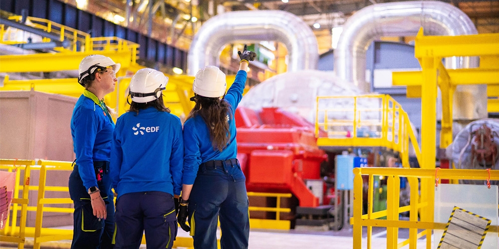 EDF-Mitarbeiterinnen in der Turbinenhalle des Kernkraftwerks Cattenom