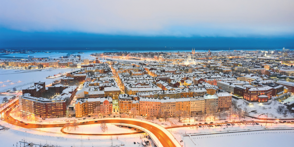 In der finnischen Hauptstadt Helsinki gibt es ein weitläufiges Fernwärmenetz, welches rund 93% aller Gebäude mit Wärme versorgt. Zukünftig könnte auch ein Fernwärme-SMR in das Netz eingebunden werden. (Foto: Lev Karavanov via Dreamstime.com