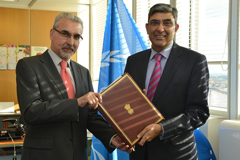 Der ständige Vertreter Indiens bei der IAEO, Rajiva Misra (rechts), übergibt dem stellvertretenden Generaldirektor der IAEO, Juan Carlos Lantijo, die Ratifizierungsurkunde Indiens zur CSC.