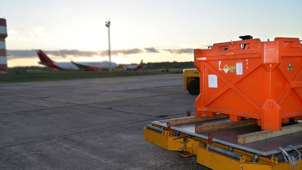 Un conteneur de sources radioactives retirées du service transporté par le Paraguay à l’étranger pour être recyclé.