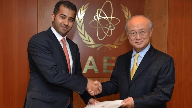 Am 7. Juli 2014 überreicht Botschafter Hamad Ali Alkaabi, ständiger Vertreter der VAE bei der IAEO, die CSC-Ratifizierungsurkunde dem IAEO-Generaldirektor Yukiya Amano.