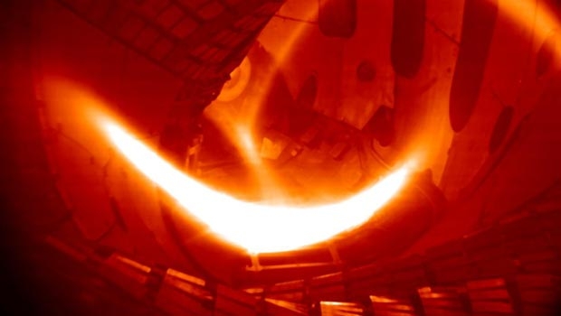 Das erste Wasserstoff-Plasma in Wendelstein 7-X: Es hatte eine Viertelsekunde Bestand und erreichte eine Temperatur von rund 80 Mio. K. (eingefärbtes Schwarz-Weiss-Foto).