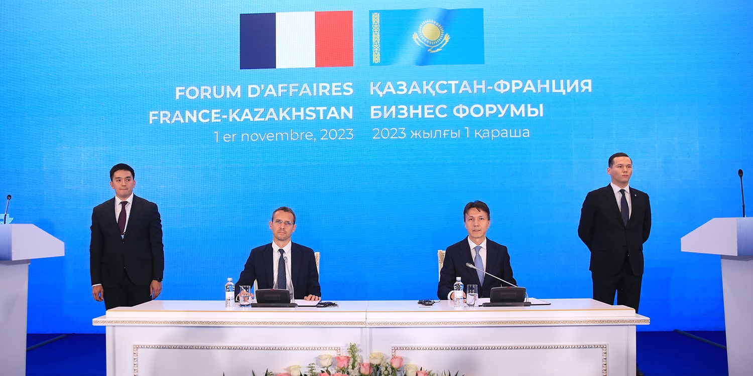 Vincent Mercier und Meirschan Jusupow unterzeichnen ein Abkommen zur Zusammenarbeit.