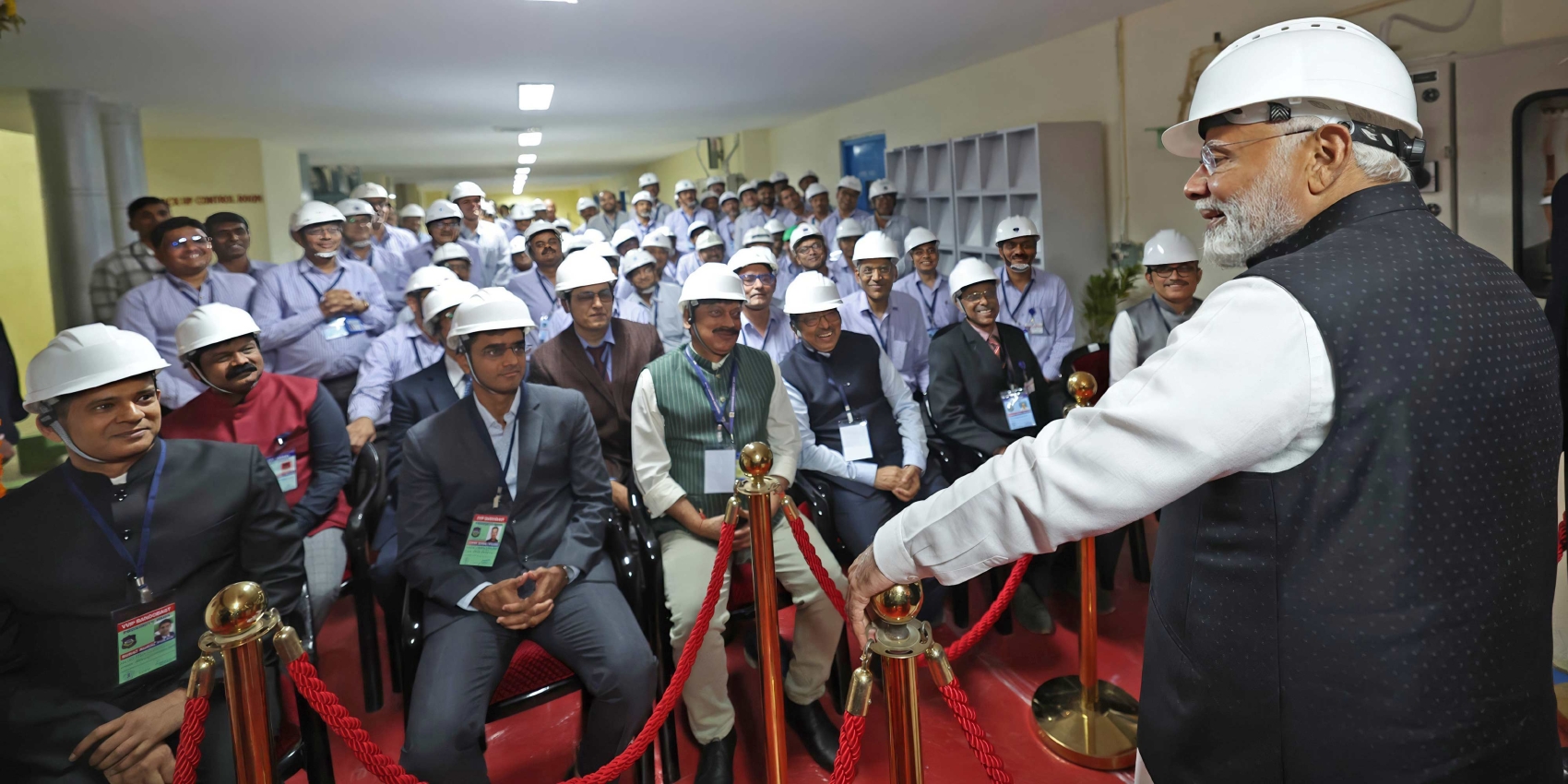 Indischer Premierminister vor Mitarbeitenden des Kernkraftwerks Kakrapar und weiteren Personen