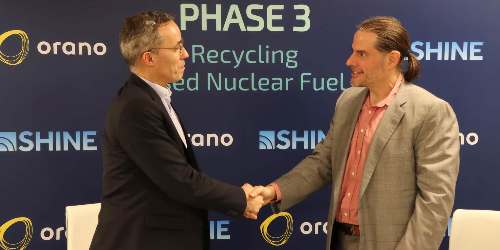 Nicolas Maes, CEO der Orano-Gruppe (links), und Greg Piefer, CEO von Shine Technologies 
