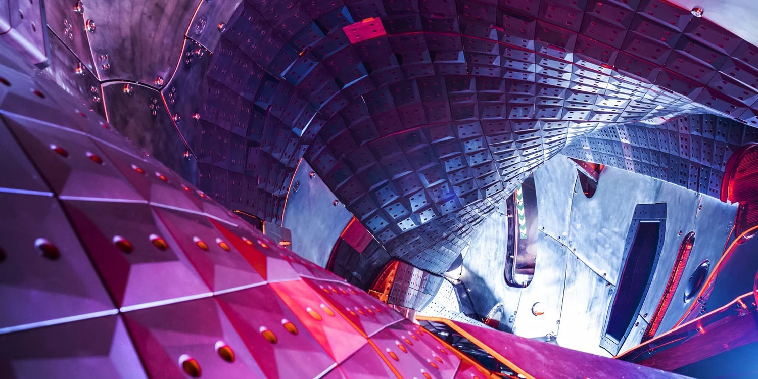 Coup d’œil à l’intérieur de la cuve du plasma de l’installation de fusion du type stellarator Wendelstein 7-X