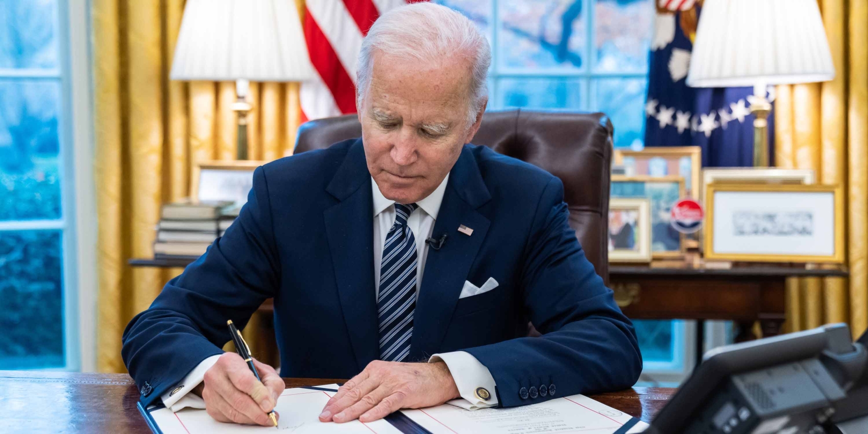 Präsident Biden beim Unterzeichnen