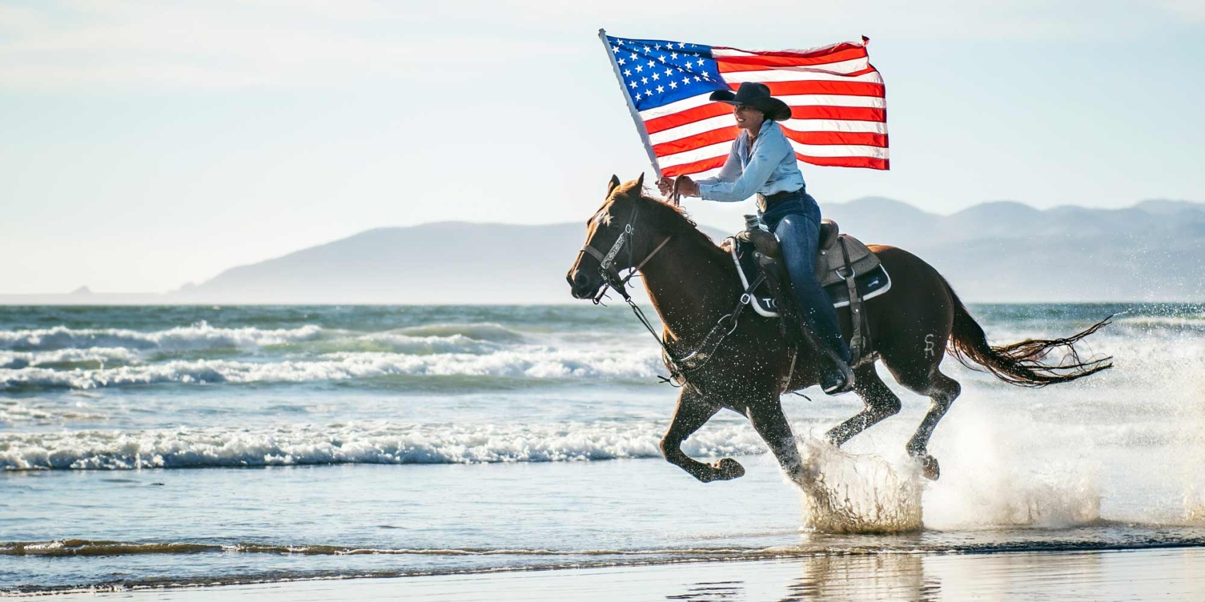 Femme sur un cheval portant le drapeau des États-Unis