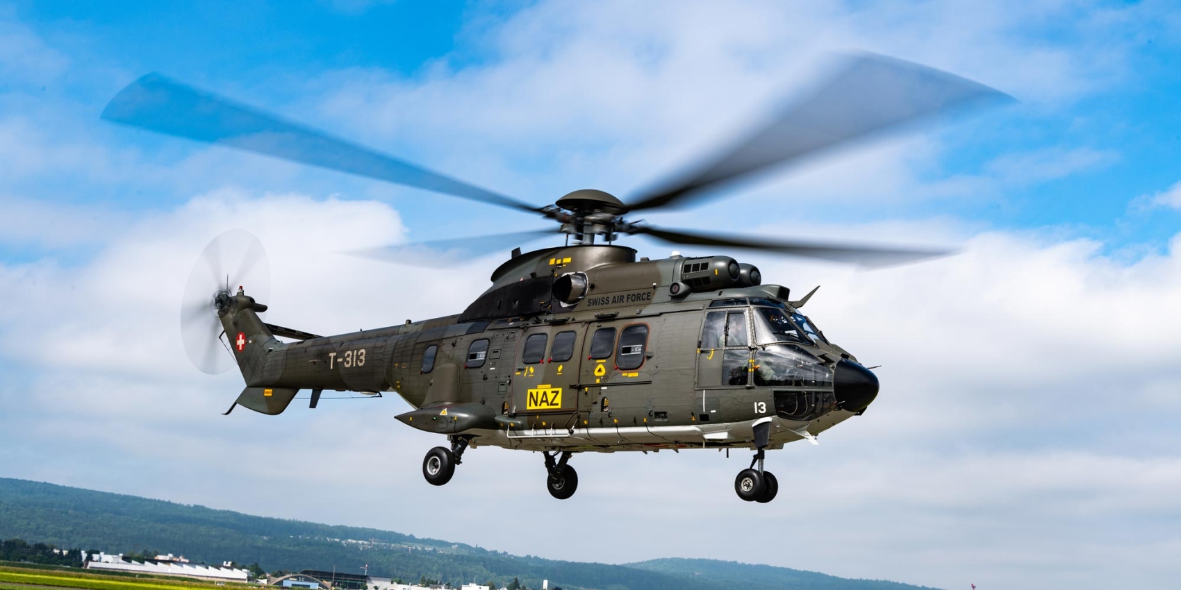 Super-Puma-Helikopter der Schweizer Armee startet zu Messflug