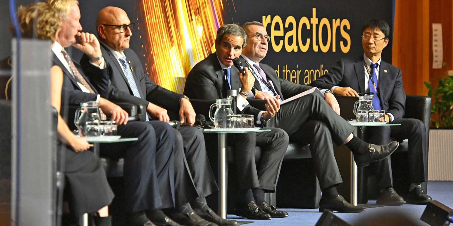 Podium de discussion avec la participation du directeur général de l’AIEA, Rafael Mariano Grossi