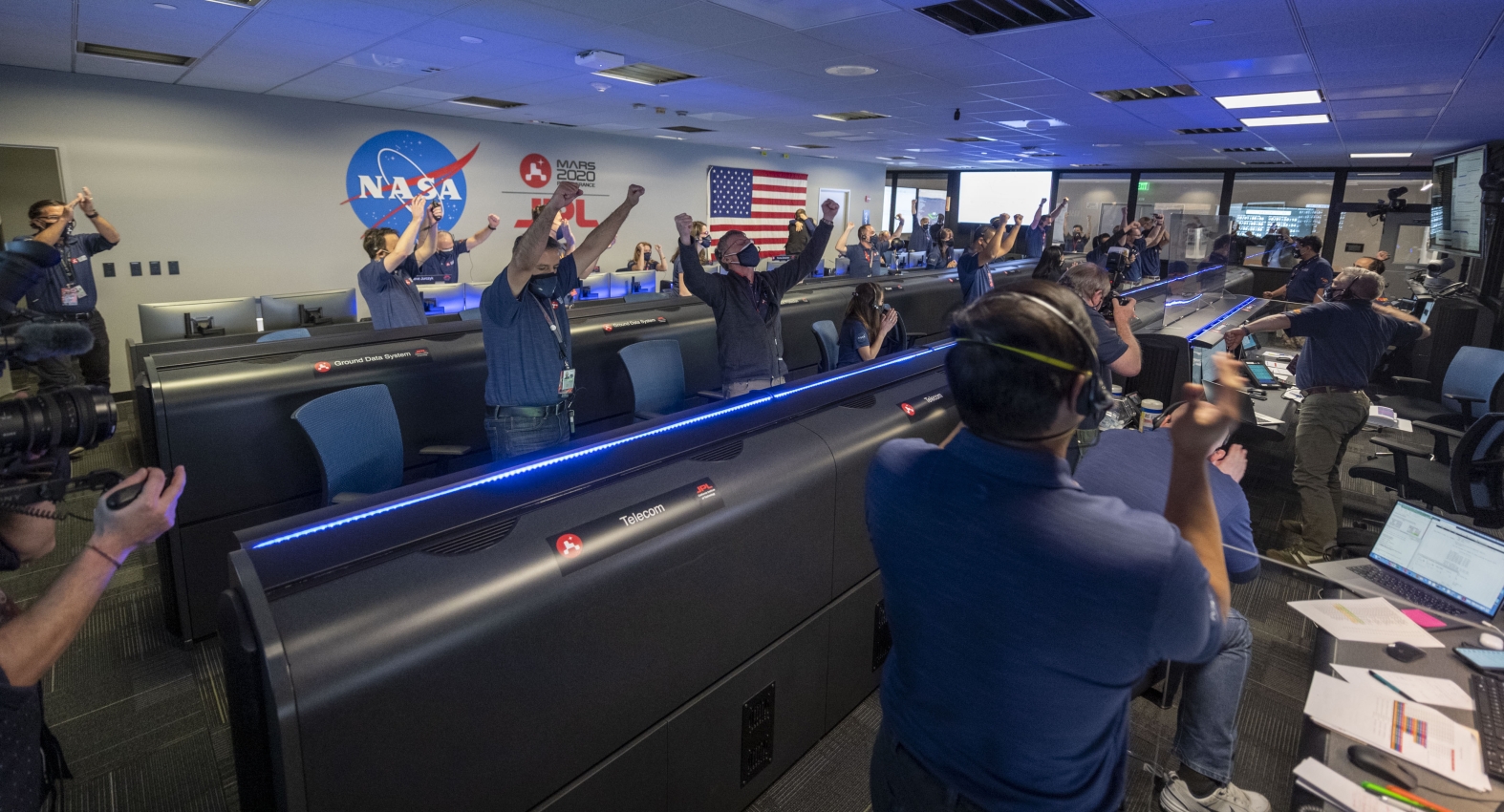 Mitglieder der NASA-Mission bejubeln die erfolgreiche Landung des Rover «Perseverance» am 18. Februar 2021 auf der Marsoberfläche.