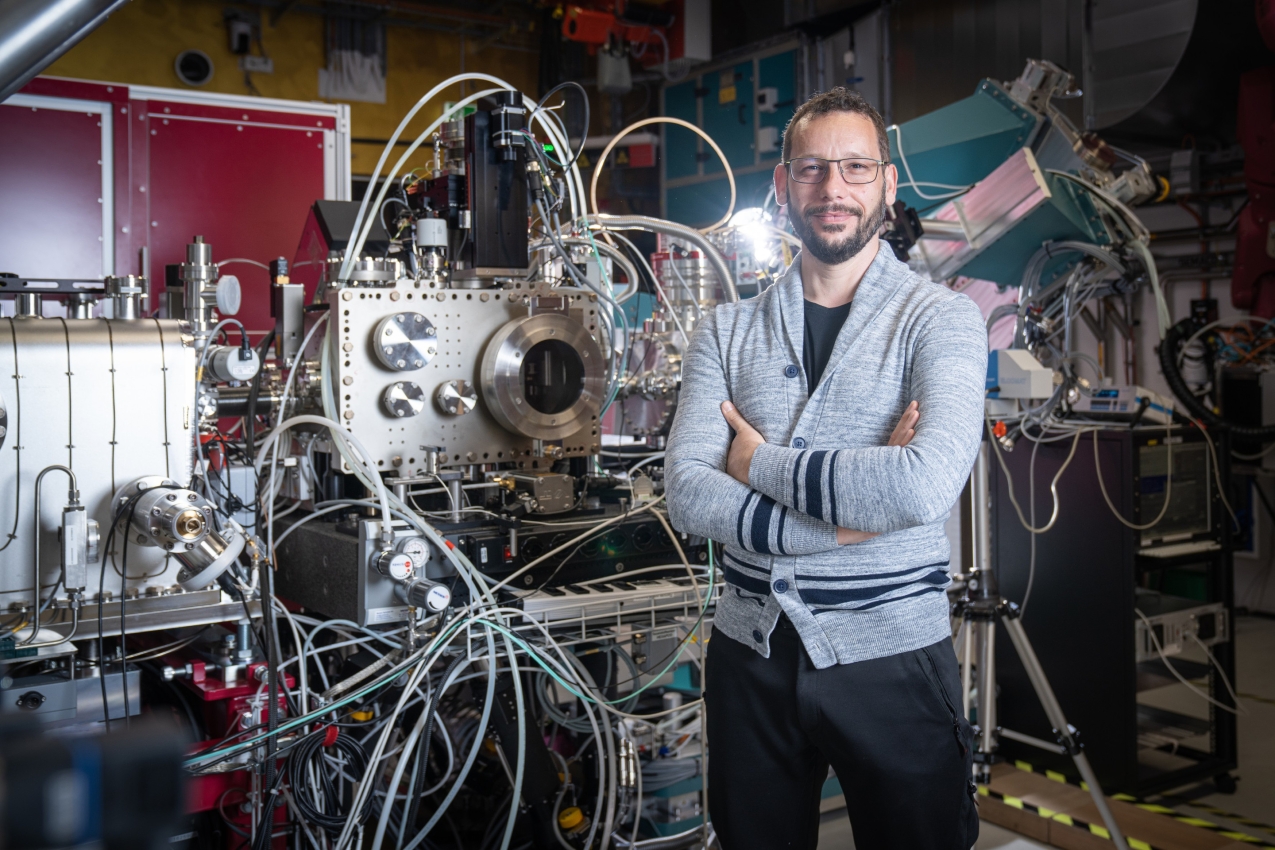Cristian Svetina an der Experimentierstation des Freie-Elektronen-Röntgenlasers SwissFEL.
