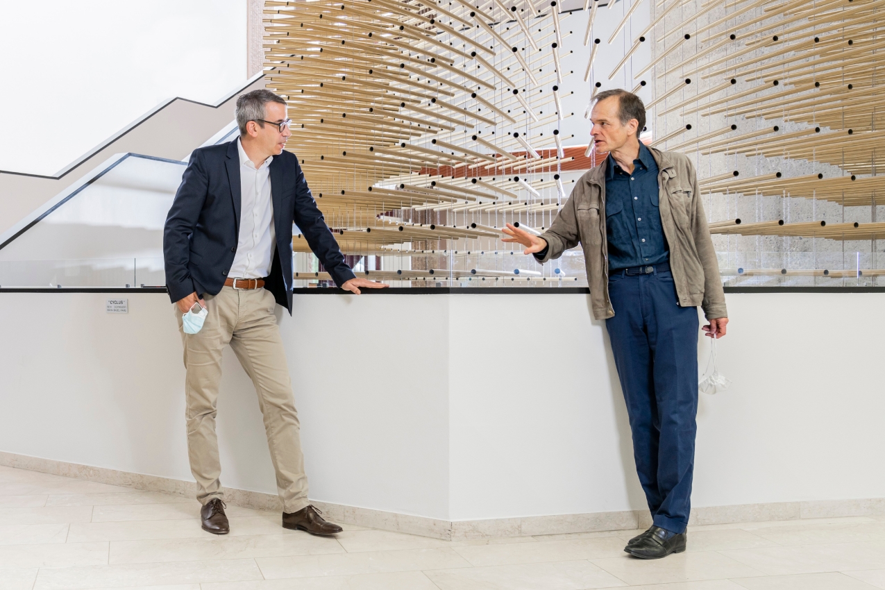 Christian Rüegg (links), Direktor des Paul Scherrer Instituts, und Gabriel Aeppli, Bereichsleiter für Photonenforschung am PSI, waren massgeblich an der Entstehung des soeben eröffneten «ETH Zurich – PSI Quantum Computing Hub» beteiligt.